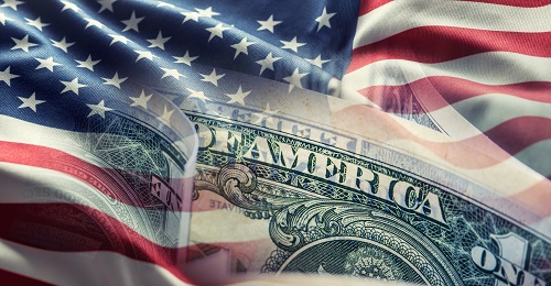 Dollar-Note vor US-Flagge
